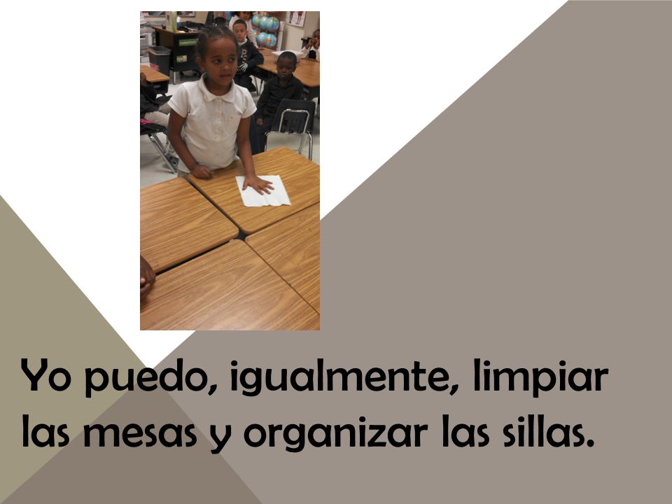 Yo puedo, igualmente, limpiar las mesas y organizar las sillas.