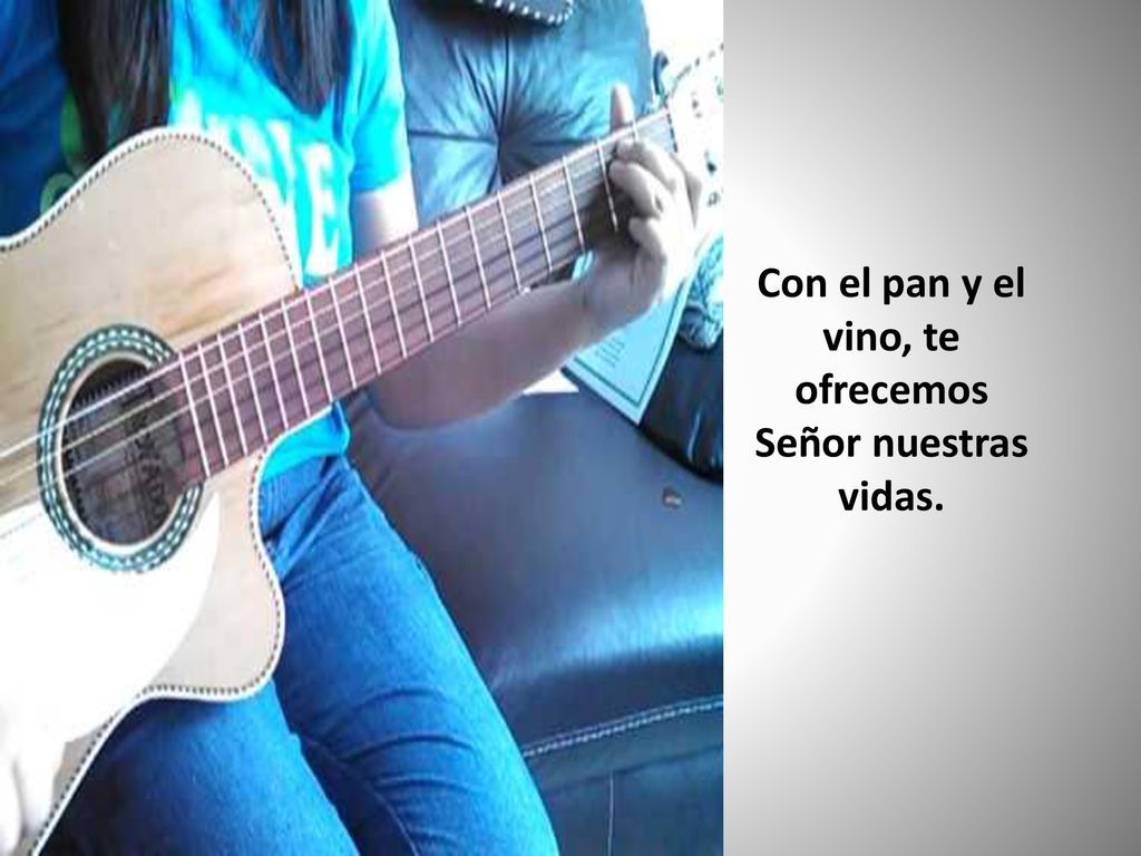 Con el pan y el vino, te ofrecemos Señor nuestras vidas.