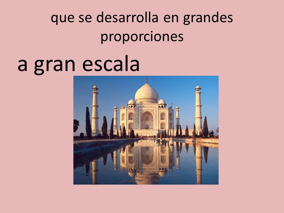 que se desarrolla en grandes proporciones