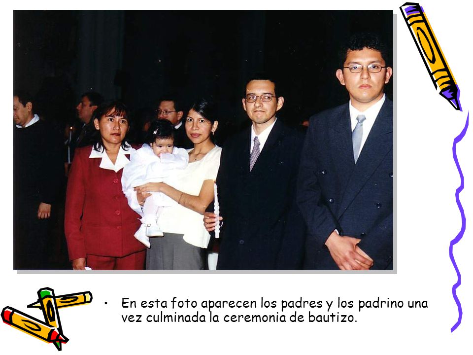 En esta foto aparecen los padres y los padrino una vez culminada la ceremonia de bautizo.