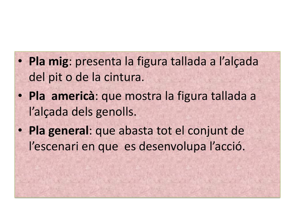 Pla mig: presenta la figura tallada a l’alçada del pit o de la cintura.