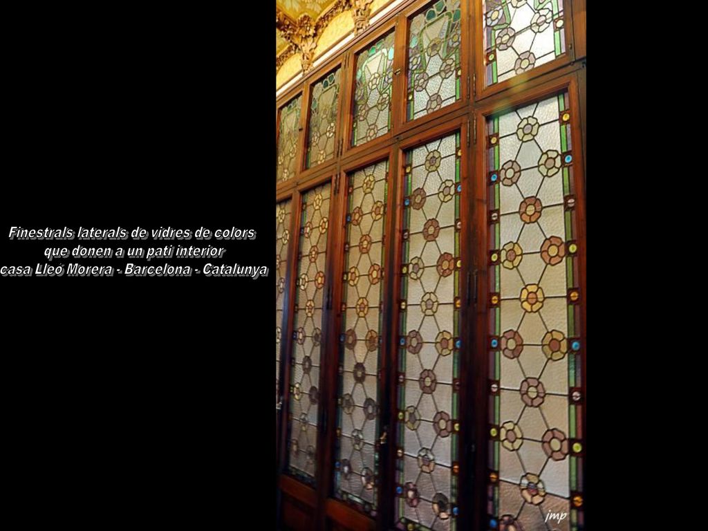 Finestrals laterals de vidres de colors que donen a un pati interior