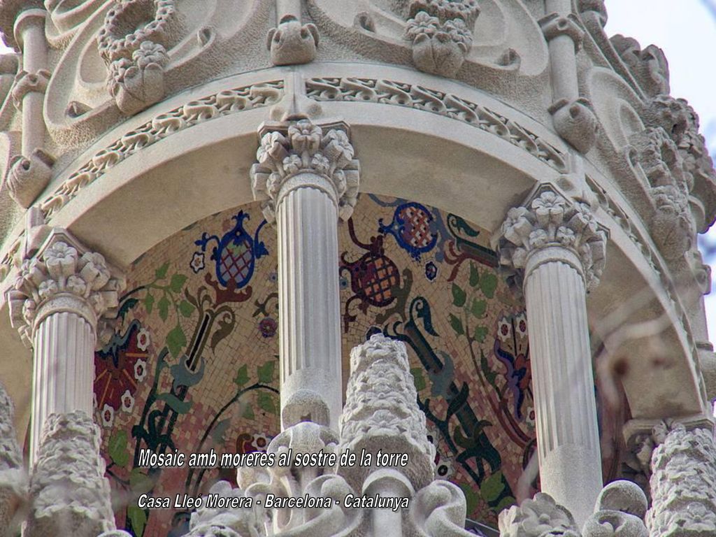 Mosaic amb moreres al sostre de la torre