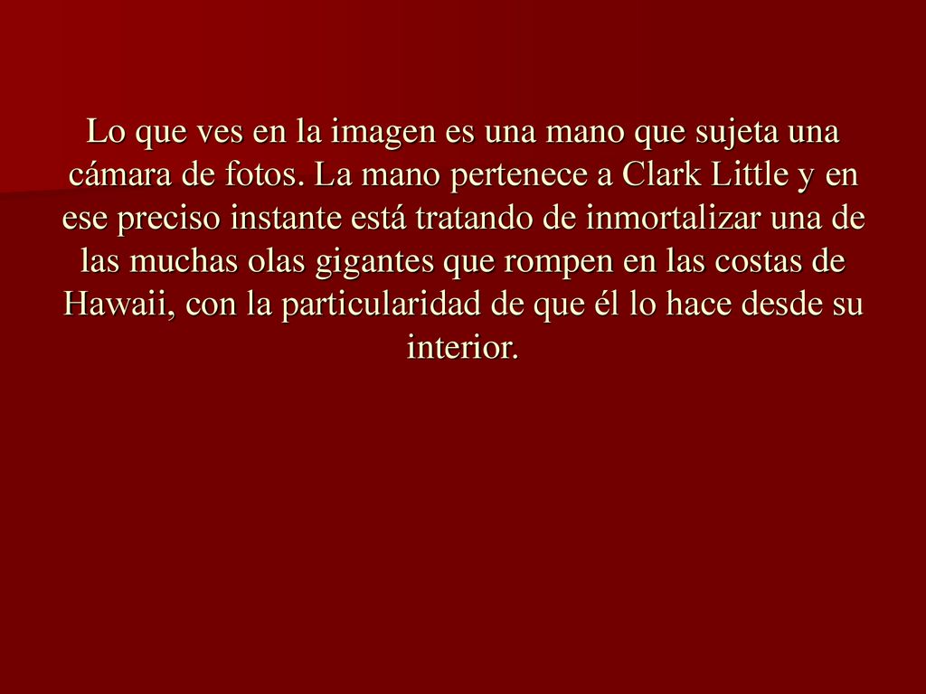Lo que ves en la imagen es una mano que sujeta una cámara de fotos