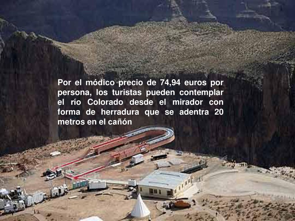 Por el módico precio de 74,94 euros por persona, los turistas pueden contemplar el río Colorado desde el mirador con forma de herradura que se adentra 20 metros en el cañón
