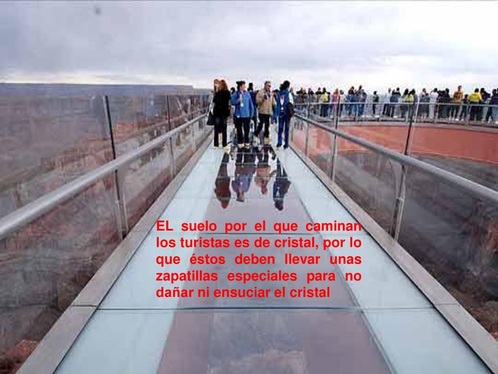 EL suelo por el que caminan los turistas es de cristal, por lo que éstos deben llevar unas zapatillas especiales para no dañar ni ensuciar el cristal