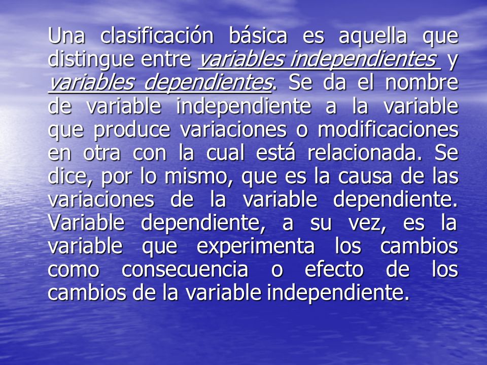 Una clasificación básica es aquella que distingue entre variables independientes y variables dependientes.