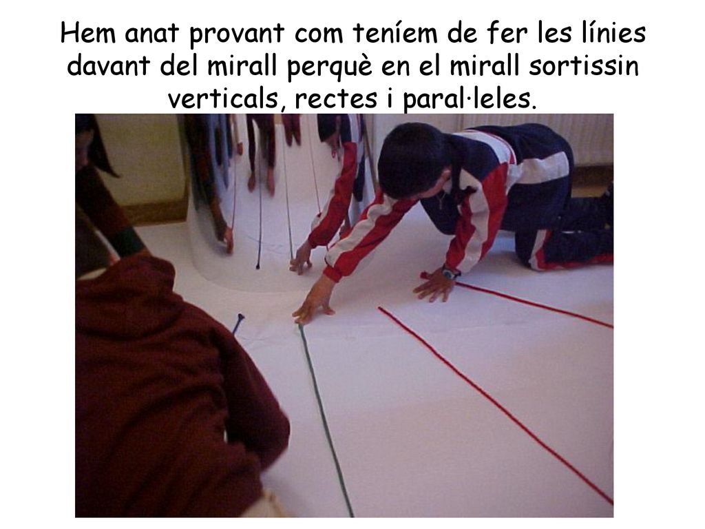 Hem anat provant com teníem de fer les línies davant del mirall perquè en el mirall sortissin verticals, rectes i paral·leles.