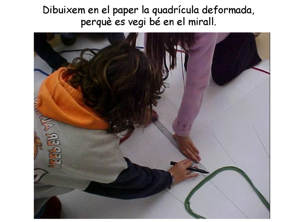 Dibuixem en el paper la quadrícula deformada, perquè es vegi bé en el mirall.