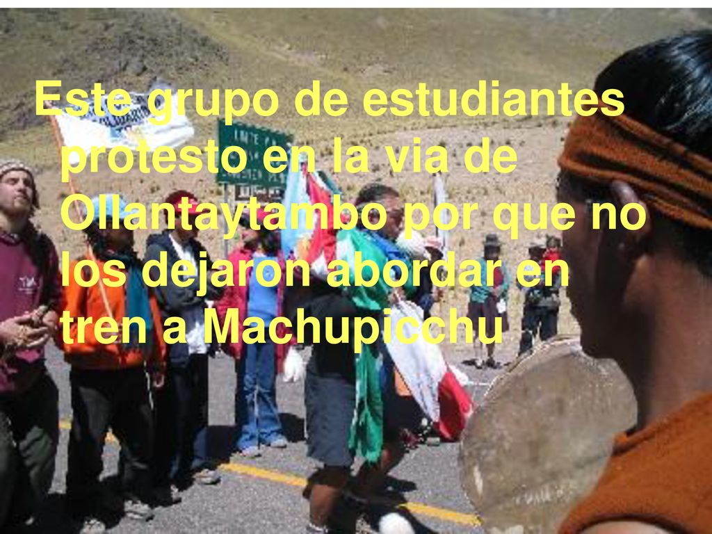Este grupo de estudiantes protesto en la via de Ollantaytambo por que no los dejaron abordar en tren a Machupicchu