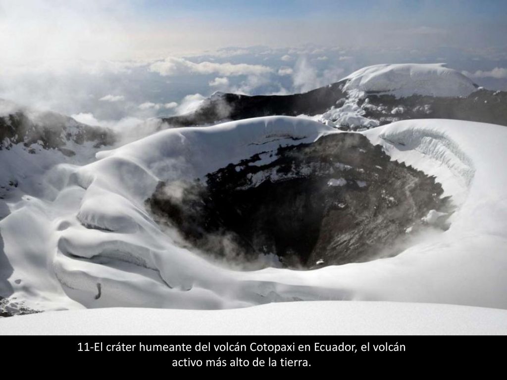 11-El cráter humeante del volcán Cotopaxi en Ecuador, el volcán activo más alto de la tierra.