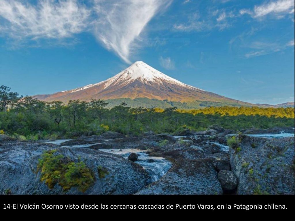 14-El Volcán Osorno visto desde las cercanas cascadas de Puerto Varas, en la Patagonia chilena.