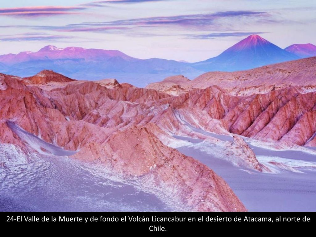 24-El Valle de la Muerte y de fondo el Volcán Licancabur en el desierto de Atacama, al norte de Chile.