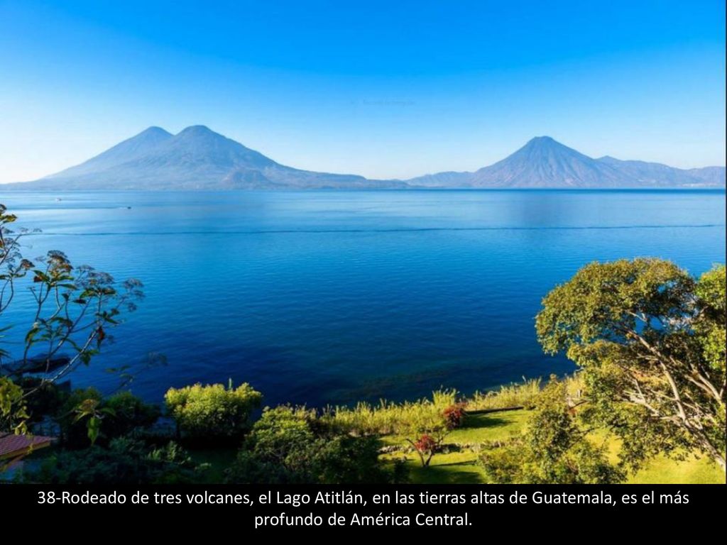 38-Rodeado de tres volcanes, el Lago Atitlán, en las tierras altas de Guatemala, es el más profundo de América Central.