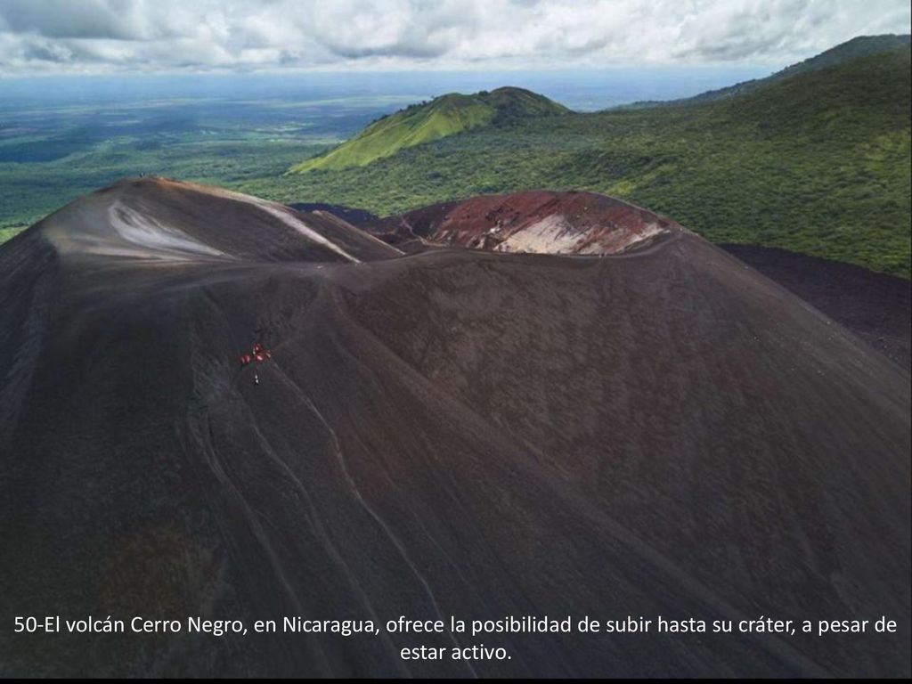 50-El volcán Cerro Negro, en Nicaragua, ofrece la posibilidad de subir hasta su cráter, a pesar de estar activo.