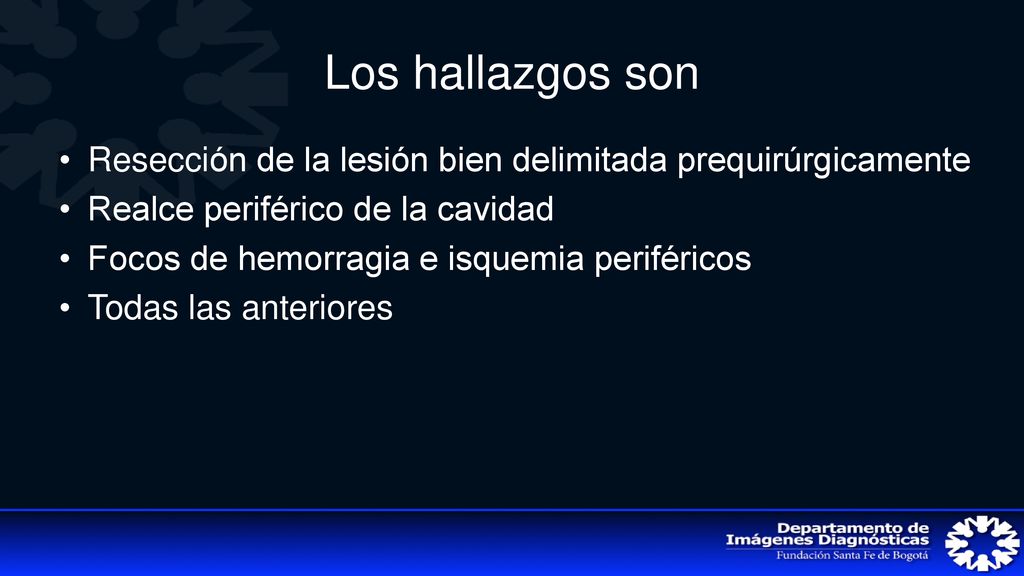 Los hallazgos son Resección de la lesión bien delimitada prequirúrgicamente. Realce periférico de la cavidad.