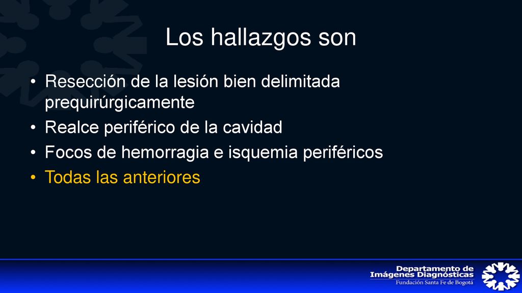 Los hallazgos son Resección de la lesión bien delimitada prequirúrgicamente. Realce periférico de la cavidad.