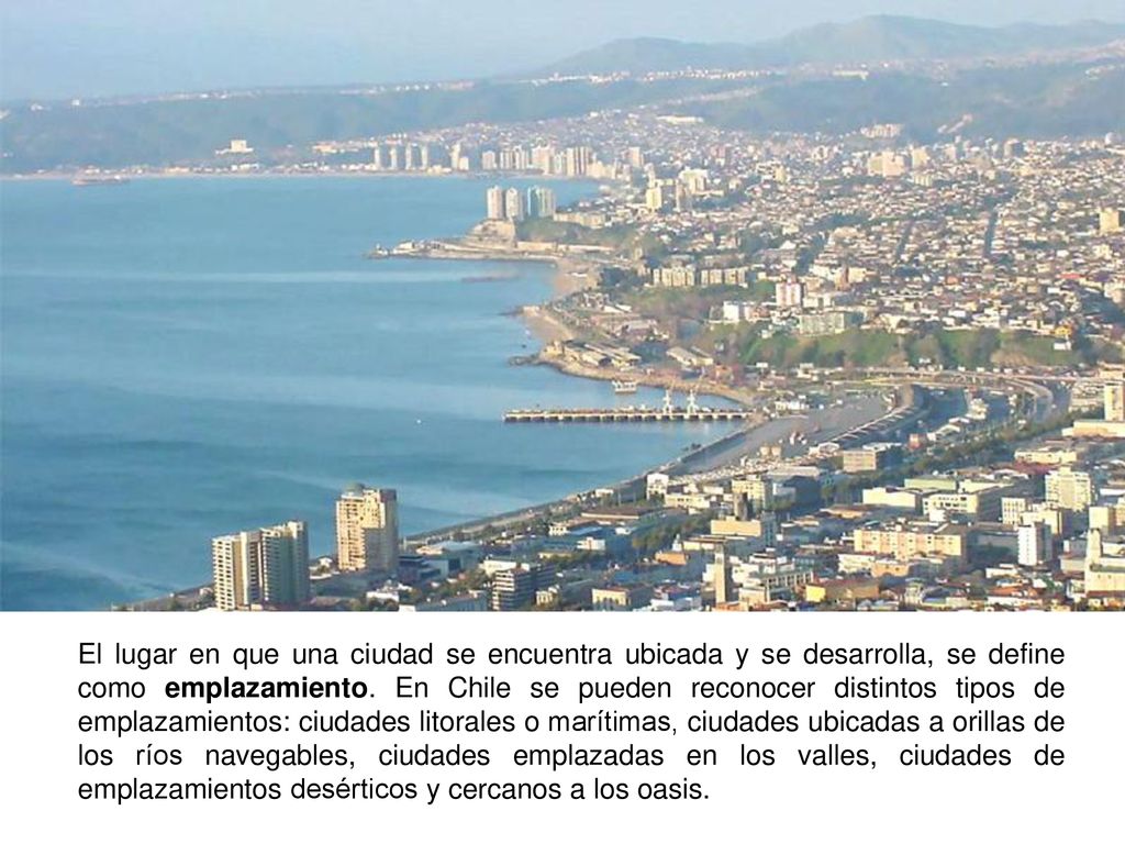 El lugar en que una ciudad se encuentra ubicada y se desarrolla, se define como emplazamiento.