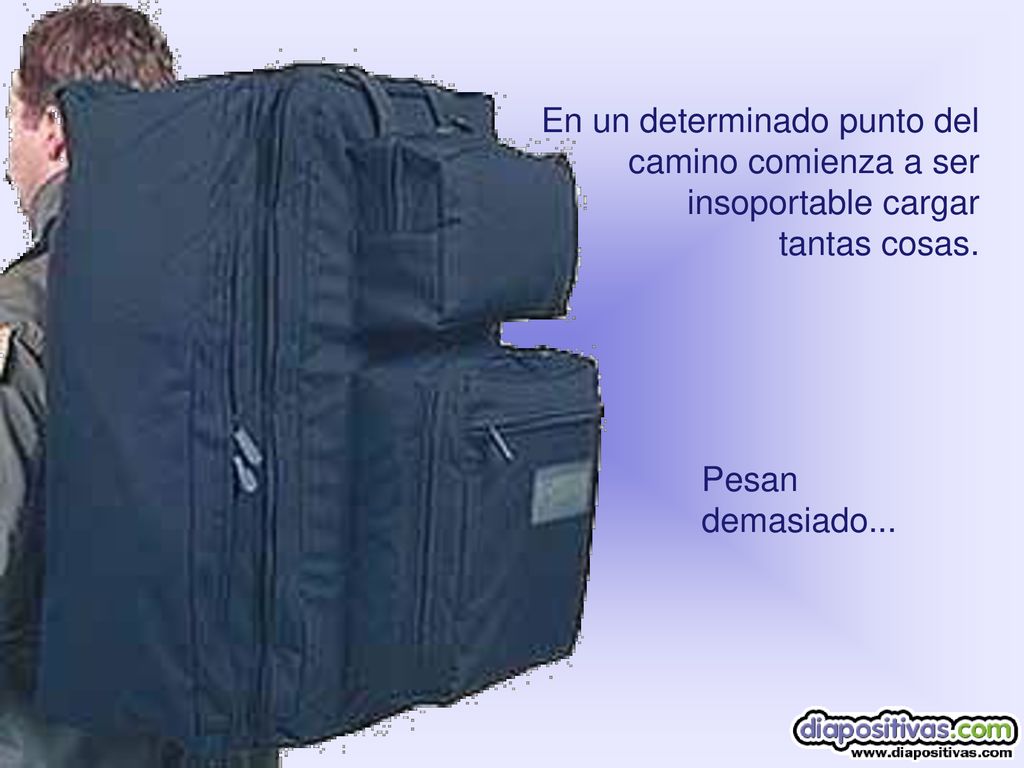 En un determinado punto del camino comienza a ser insoportable cargar tantas cosas.