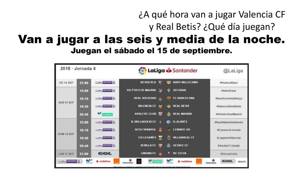 Van a jugar a las seis y media de la noche.