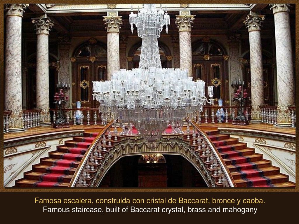 Famosa escalera, construida con cristal de Baccarat, bronce y caoba