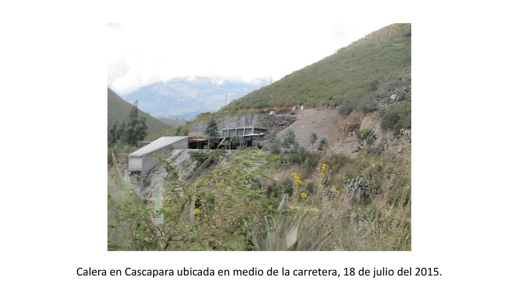 Calera en Cascapara ubicada en medio de la carretera, 18 de julio del 2015.