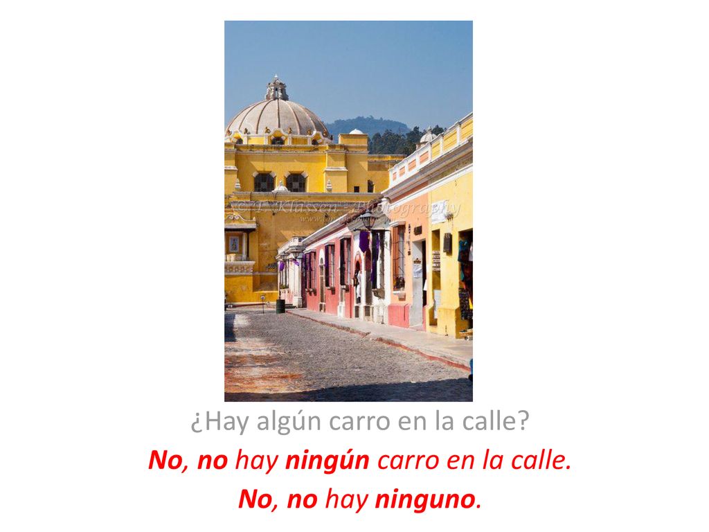 ¿Hay algún carro en la calle No, no hay ningún carro en la calle.