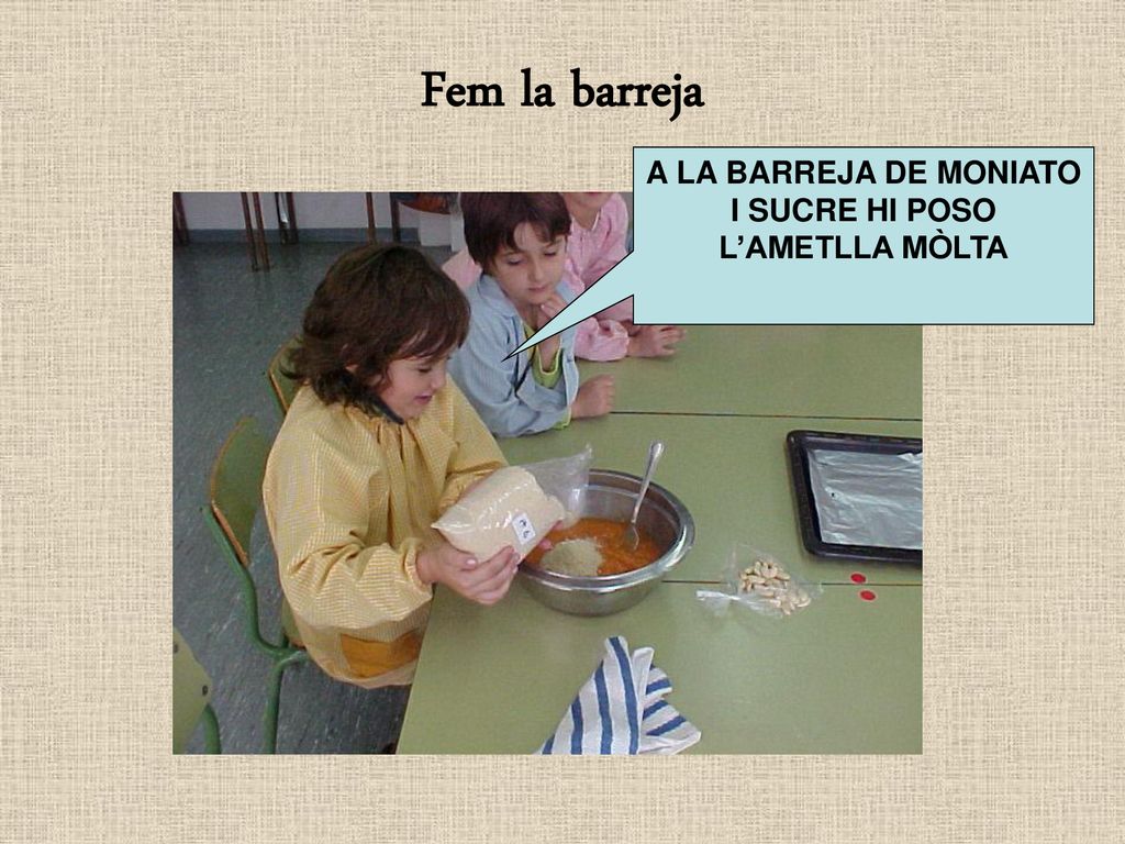 A LA BARREJA DE MONIATO I SUCRE HI POSO L’AMETLLA MÒLTA
