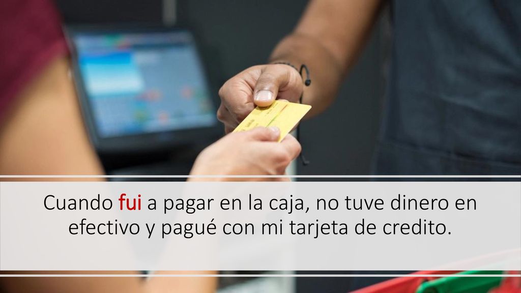 Cuando fui a pagar en la caja, no tuve dinero en efectivo y pagué con mi tarjeta de credito.