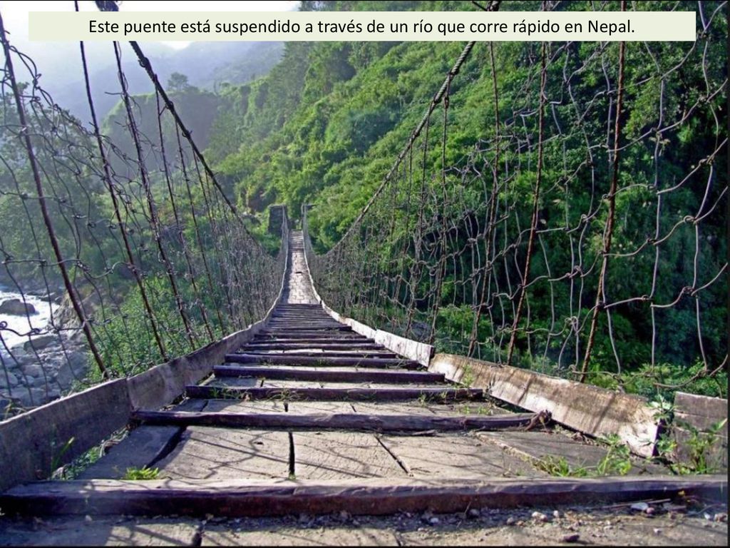 Este puente está suspendido a través de un río que corre rápido en Nepal.