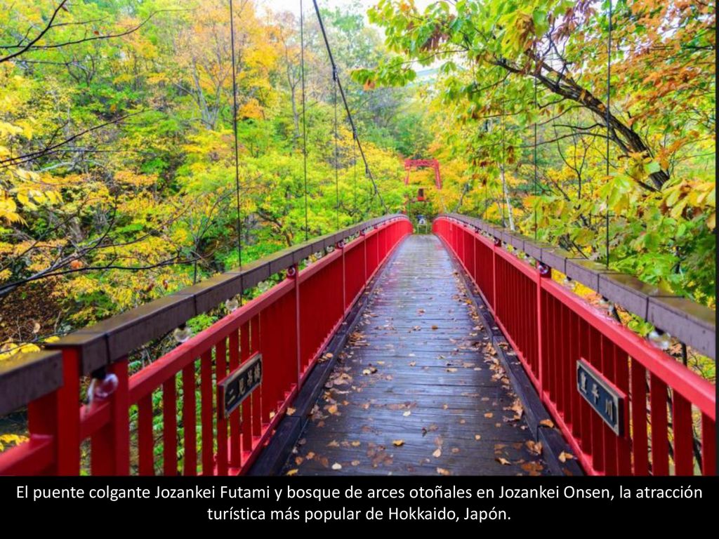El puente colgante Jozankei Futami y bosque de arces otoñales en Jozankei Onsen, la atracción turística más popular de Hokkaido, Japón.