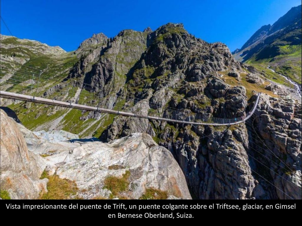 Vista impresionante del puente de Trift, un puente colgante sobre el Triftsee, glaciar, en Gimsel en Bernese Oberland, Suiza.