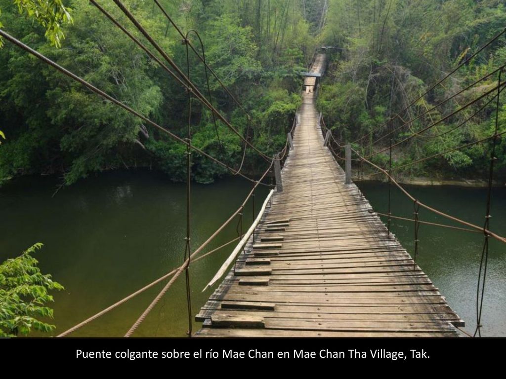 Puente colgante sobre el río Mae Chan en Mae Chan Tha Village, Tak.