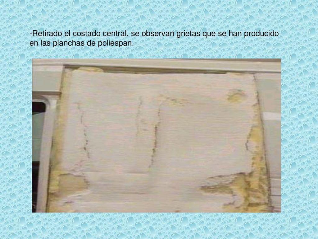 -Retirado el costado central, se observan grietas que se han producido en las planchas de poliespan.