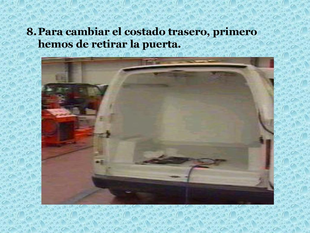 Para cambiar el costado trasero, primero hemos de retirar la puerta.