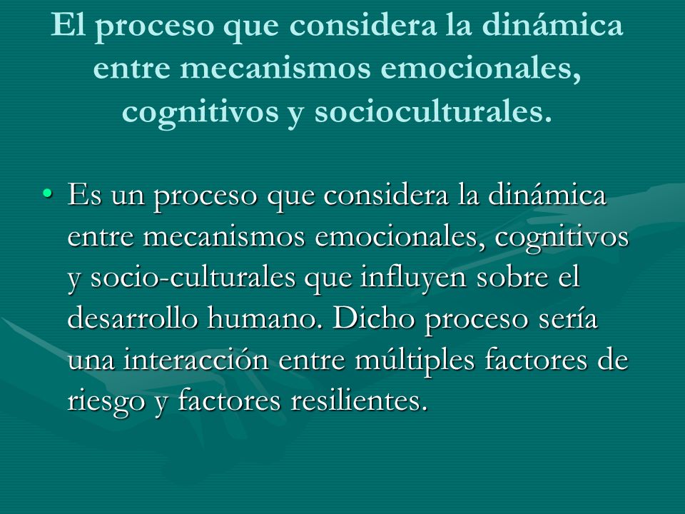 El proceso que considera la dinámica entre mecanismos emocionales, cognitivos y socioculturales.