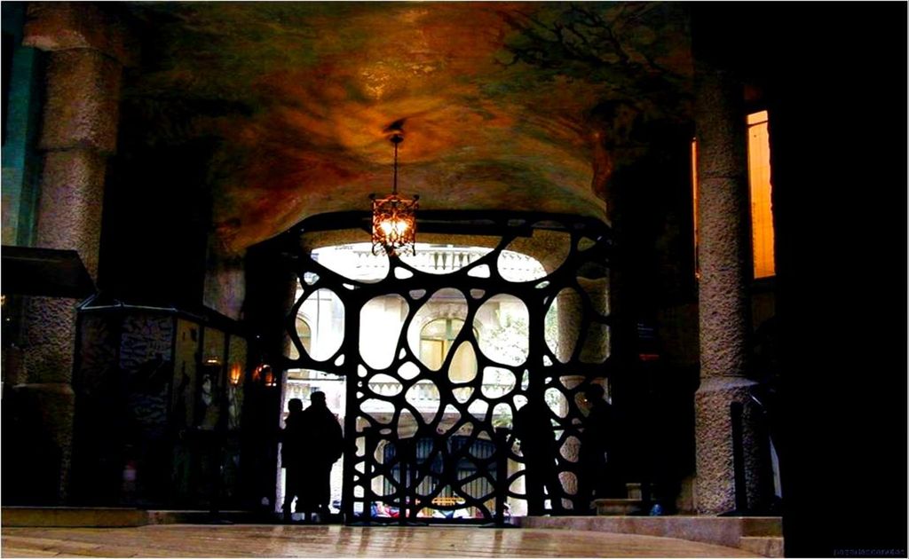 Las obras se llevaron a cabo entre 1906, año en que Gaudí firmó los primeros planos, hasta finales de diciembre de 1910 pero no se libraron de tener algunos problemas con las instituciones oficiales.