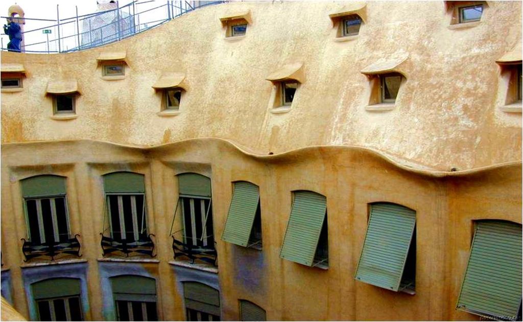 El Ayuntamiento ordenó derribar el desván o, en caso contrario, el señor Milà se veria obligado a pagar una multa de pesetas, que era casi una quinta parte de lo que había costado la obra. Al final y después de muchas discusiones, se decidió que el edificio era de gran valor artístico y, por tanto, no estaba sujeto a las ordenanzas. Gaudí quedó tan contento que pidió una copia del acta oficial.