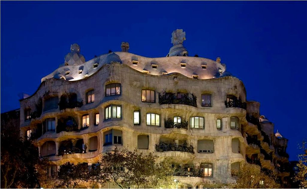 La Pedrera fue la última gran obra civil que realizó Gaudí antes de dedicarse por completo a las obras de la Sagrada Familia.
