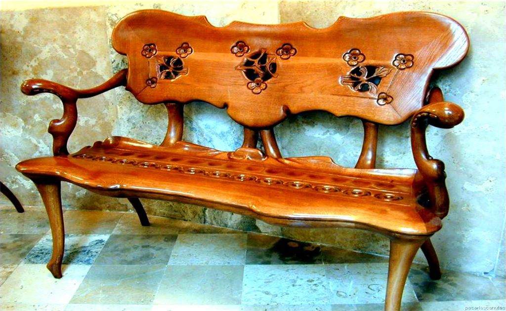 Actualmente la Pedrera es propiedad de la entidad financiera Caixa Catalunya que mantiene abierto al público la cubierta y el desván donde se puede ver una exposición sobre Gaudí y sus obras. Algunos pisos son particulares y el principal se dedica a sala de exposiciones del Centre Cultural Caixa Catalunya.
