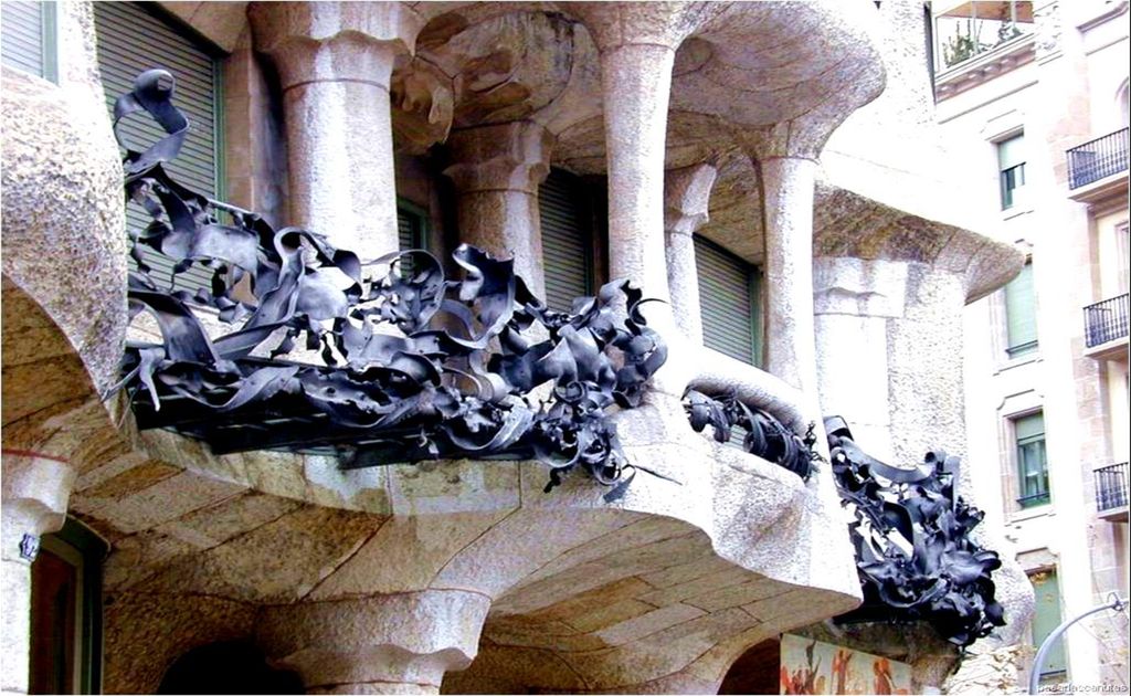 El propietario, Pere Milà Camps, encargó a Gaudí la realización de una gran casa de pisos de alquiler en su nuevo terreno.