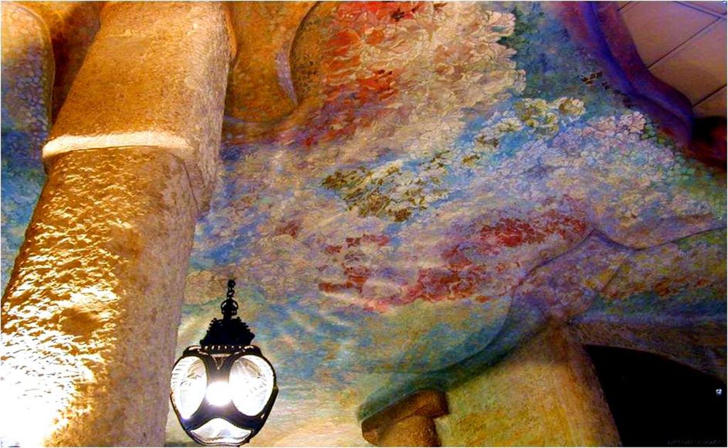 Gaudí proyectó una fantástica casa con formas onduladas y vivas