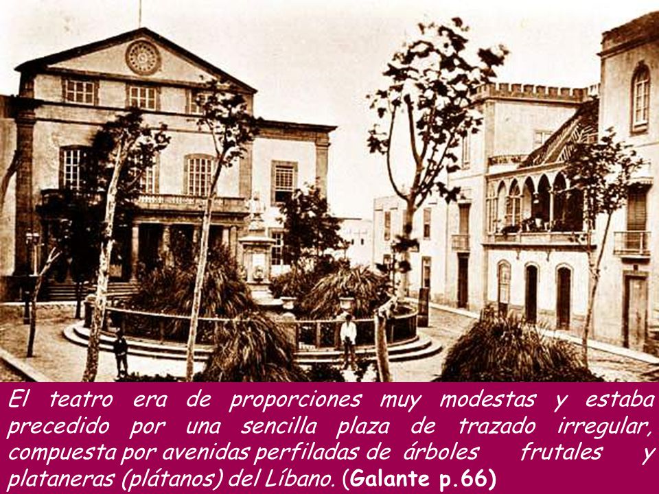 El teatro era de proporciones muy modestas y estaba precedido por una sencilla plaza de trazado irregular, compuesta por avenidas perfiladas de árboles frutales y plataneras (plátanos) del Líbano.