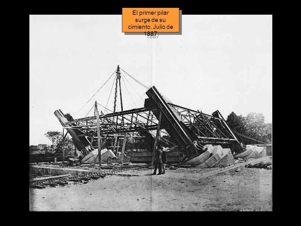 El primer pilar surge de su cimiento. Julio de 1887