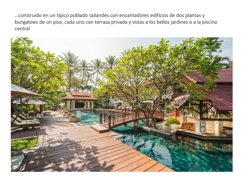 …construido en un típico poblado tailandés con encantadores edificios de dos plantas y bungalows de un piso, cada uno con terraza privada y vistas a los bellos jardines o a la piscina central