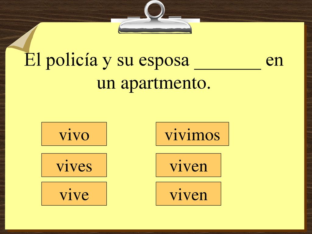 El policía y su esposa _______ en un apartmento.