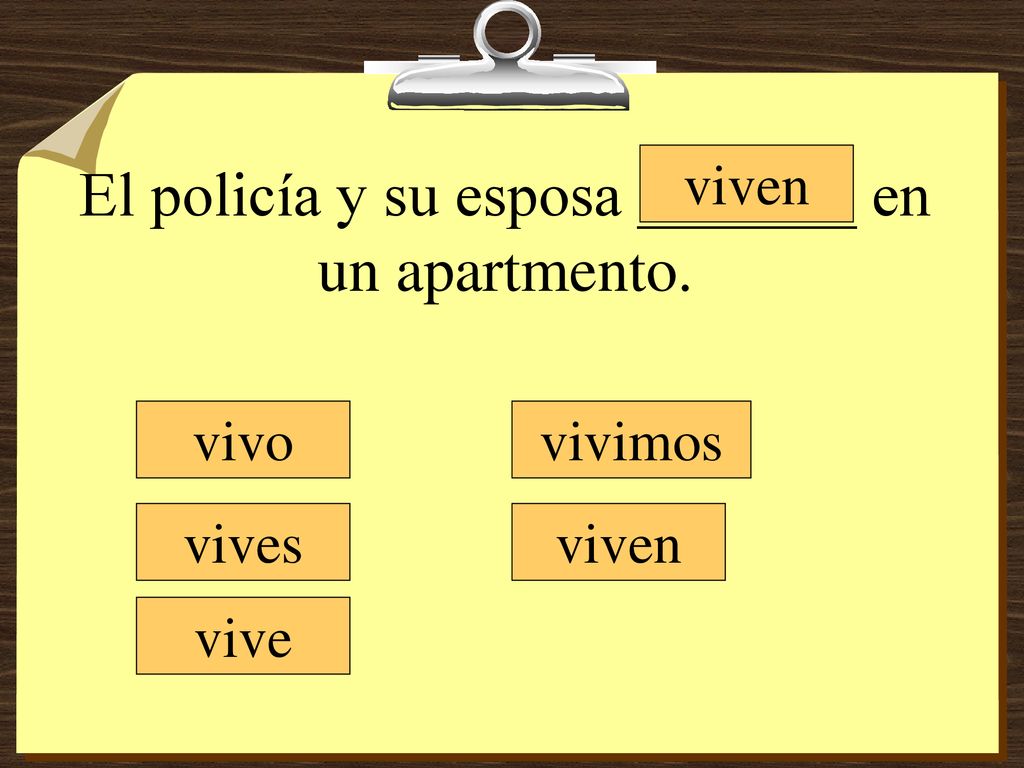 El policía y su esposa _______ en un apartmento.