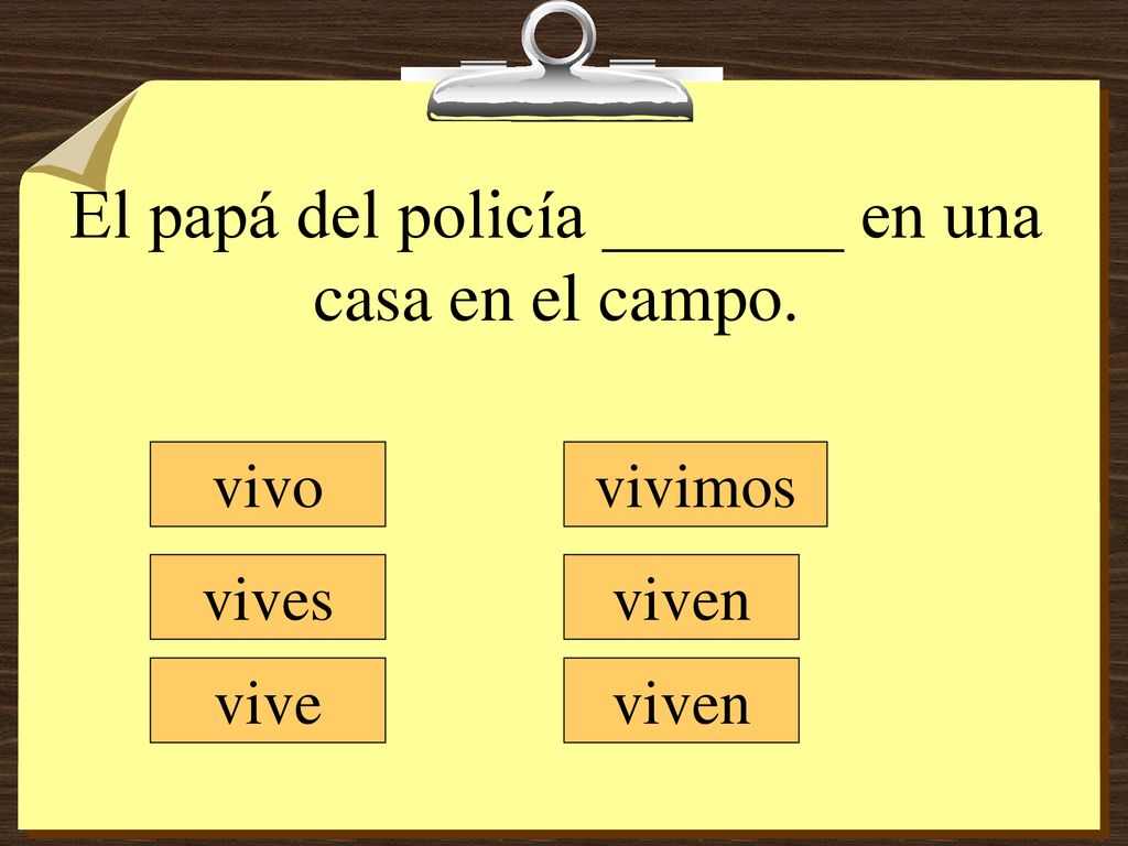 El papá del policía _______ en una casa en el campo.