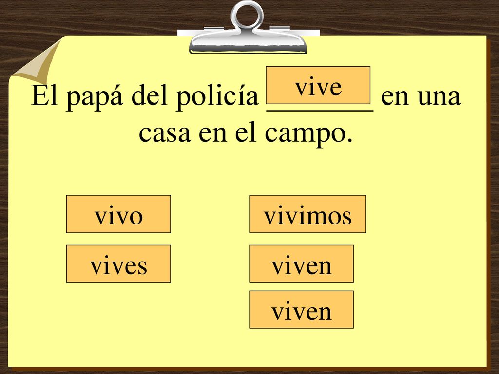 El papá del policía _______ en una casa en el campo.