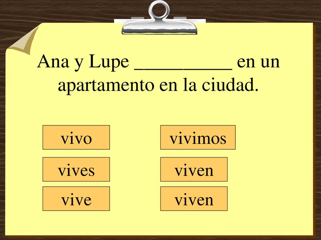 Ana y Lupe __________ en un apartamento en la ciudad.